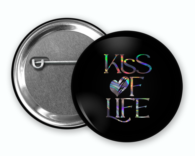 przypinka_holo_kiss_of_life.png