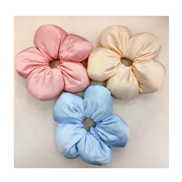 satynowa-scrunchie-kwiat.png
